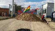 Comunarios mantienen bloqueo al relleno sanitario de Villa Ingenio
