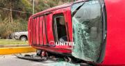 Accidente deja dos heridos tras impacto de un minibús y un auto particular que quedó volcado en la avenida Del Poeta