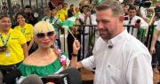 ¡Oficial! Expocruz 2026 abre sus puertas y la primera visitante es una filipina que esperaba con un tipoy y la bandera cruceña