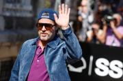 Brad Pitt desata la locura en San Sebastián con media hora de saludos y fotos con sus fans