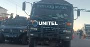 Policías y militares resguardan la carretera La Paz