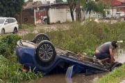 Vehículo vuelca en un canal de drenaje en la doble vía la guardia