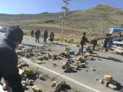 Comunarios y transportistas bloquean la ruta Sucre-Potosí por falta de gasolina y diésel