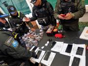 Secuestran teléfonos celulares, armas blancas y bebidas alcohólicas de cárceles de La Paz y Sucre