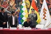 La responsabilidad del Gobierno nacional es no transferirles quiebra, dice el presidente Paz a los alcaldes