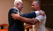 “Le hice una llave de estrangulamiento y lo saqué de la cabina”: el relato del hombre que inmovilizó al copiloto al ser recibido por Benjamin Netanyahu