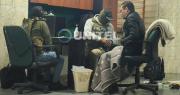 Con una colcha y brindando su declaración, así fue retratado el fiscal departamental de Santa Cruz tras su aprehensión