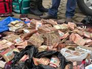 Policía muestra fajos de dinero encontrados en una ambulancia que salió del condominio donde vive Mariaca