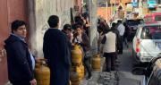 “El camión del gas ya no llega”: Familias hacen filas desde la madrugada para conseguir garrafas de GLP en La Paz