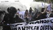 Policía de Chile hace uso de cañones de agua y gases lacrimógenos para sofocar una protesta contra el Gobierno