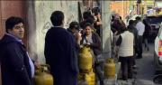 Familias hacen filas para conseguir garrafas de GLP