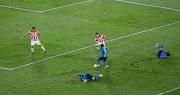¡Choque cómico! Dos futbolistas de Blooming se estrellaron y se volvieron virales
