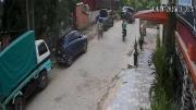 Chocó y siguió su camino: vecinos interceptaron al conductor y lo llevaron hasta la Policía