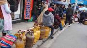 Escasez de GLP: vecinos recorren distintas zonas en busca de garrafas y comerciantes esperan hasta una semana