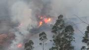 Defensa Civil moviliza a las FFAA y envía un helicóptero para sofocar incendios en Cochabamba