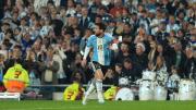 En el minuto 10, el partido paró y el Monumental se levantó para ovacionar al diez