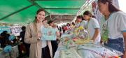 Los hogares de acogida muestran sus productos en la feria Manos Emprendedoras