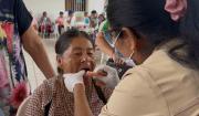 Alcaldía entrega 77 placas dentales a adultos mayores de Santa Cruz