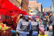 Gendarmes liberan las aceras de vendedoras, vecinos piden se extiendan los operativos a otras zonas