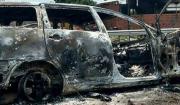 Vecinos capturan a dos presuntos ladrones y queman su vehículo en Yapacaní