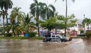 Huracán Simón causa estragos en Acapulco: el agua invade calles y arrasa comercios