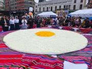 La Paz celebra el Día Mundial del Huevo con el apthapi de huevo más grande de Bolivia