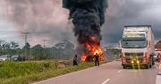 Cisterna con combustible se incendia tras volcar en la carretera Santa Cruz-Cochabamba