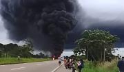 Cisterna vuelca y se incendia en la carretera a Yapacaní; investigan si hay víctimas fatales