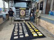 Incautan 50 paquetes de droga ocultos en un camión con fertilizantes que ingresó al Paraguay desde Bolivia