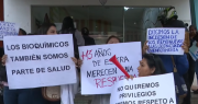 Bioquímicos del Hospital de Niños en Santa Cruz protestan en demanda de ítems y estabilidad laboral