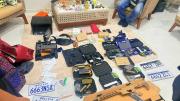 Asesinato en Santa Cruz lleva a la Policía hasta un arsenal y dinero en un condominio