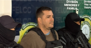 Santa Cruz: Policía presenta a colombiano que tenía en su poder armas, lingotes de oro y más de medio millón de dólares