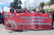 Educadores de Potosí protestan por decreto de transferencia de institutos