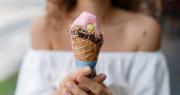 ¡Helado y caída! Joven es golpeada por un columpio en pleno centro comercial