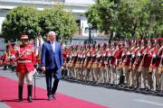 Kast es recibido con honores militares durante su visita a Paz