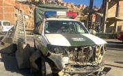 Patrulla policial choca con un vehículo en la autopista La Paz