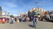 Vecinos bloquean vías en La Paz y El Alto y advierten que la distribución de gas es irregular