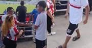 Joven ahorra de su merienda para ir al estadio y mujer le recrimina por llevar chinelas