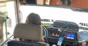 “Facturando con estilo”: Conductora de micro en Santa Cruz causa furor y se vuelve viral
