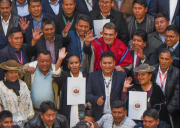 Rodrigo Paz firma convenio con 85 municipios paceños para llevar antenas Starlink a unidades educativas