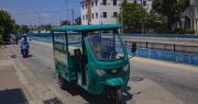 El duro trabajo de los triciclos eléctricos para aliviar la crisis de basura en Cuba