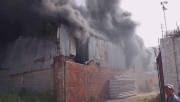 Incendio consume un depósito de plásticos en la carretera a Cotoca