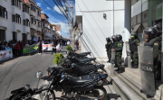 Policía despeja bloqueos de maestros en Sucre; docentes denuncian gasificación y detención