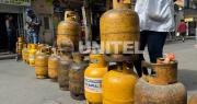 Un bloqueo y filas en demanda de garrafas de gas se registran en la ciudad de La Paz