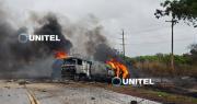 Chocan dos cisternas y provocan voraz incendio en la carretera al sur de Santa Cruz