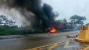 Reportan el incendio de dos camiones cisterna en la carretera a Camiri