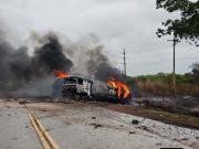 Dos cisternas se incendian tras un choque y obligan a cerrar la carretera a Camiri