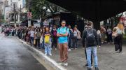Confusión en las elecciones brasileñas: se prorroga la votación y se pausa el recuento