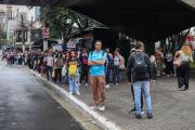Cierran los últimos colegios electorales en Brasil y se reanuda el recuento de votos