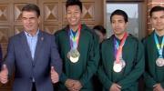 Presidente Paz recibe a Conrrado Moscoso, campeón mundial de ráquetbol